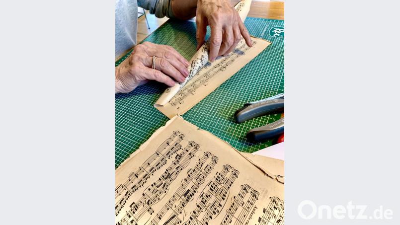 Das Papier wird erst einmal vorsichtig zu einer kleinen Tüte gerollt. Bild: mia