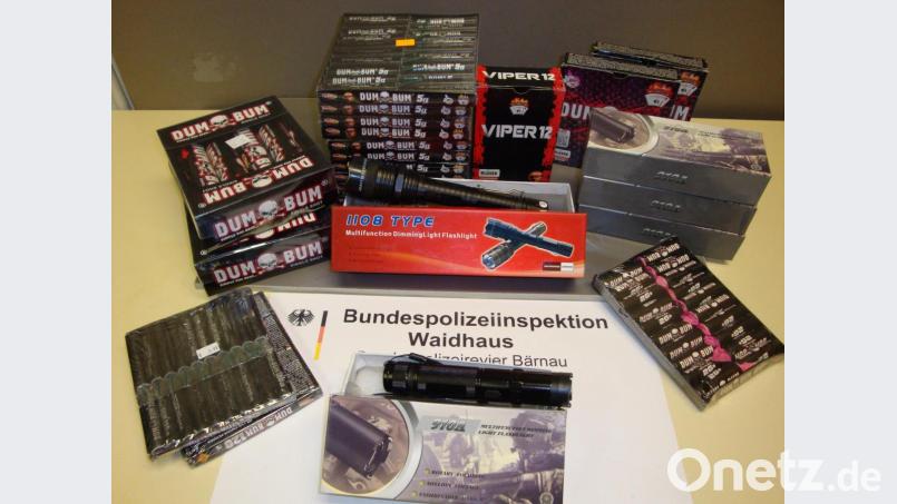 Die verbotenen Böller und Elektroschocker. Bild: Bundespolizei
