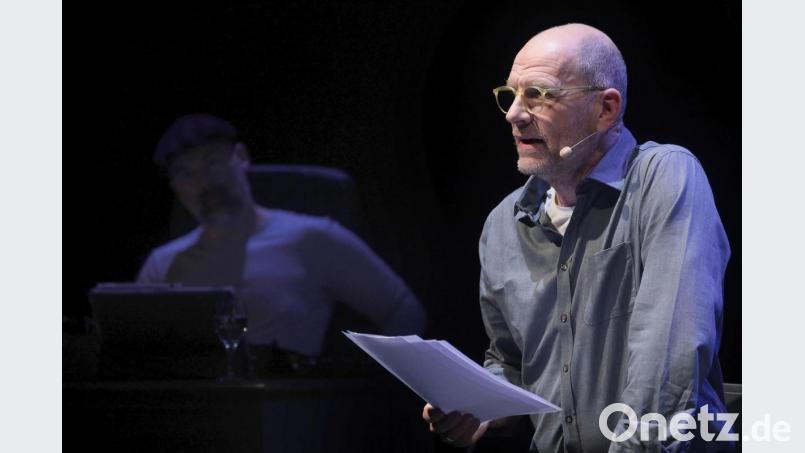 „Geschichten von der allgemeinen Undurchschaubarkeit“ wurden als anspruchsvolle musik-literarische Kost von Manuel Munzlinger (links) und Götz Schubert im „Amberger Stadttheater packend präsentiert. Bild: Wolfgang Steinbacher