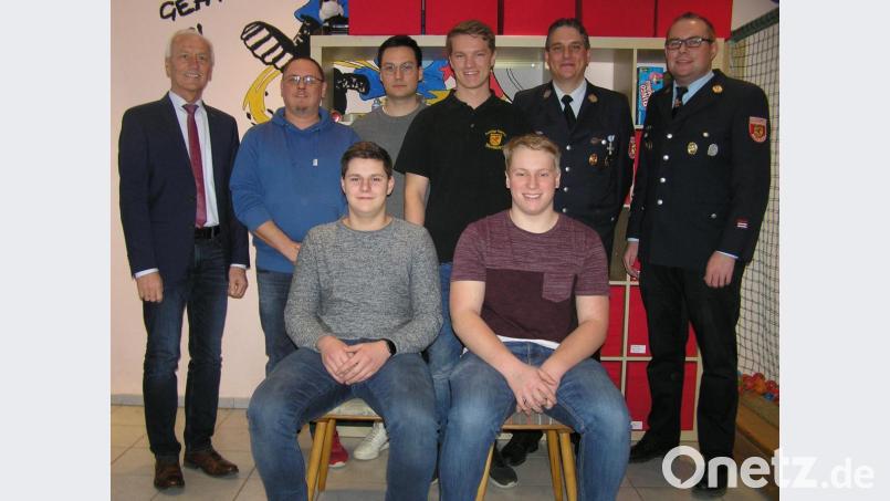 Jonas Heinl und Emanuel Keck (sitzend, von links) wurden in der Jahreshauptversammlung der Neusorger Wehr zu Feuerwehrmännern befördert. Bürgermeister Peter König (links) beglückwünschte sie - wie auch Heiko Langner, Simon Schindler und Tobias Schraml - zu ihren Urkunden. Kommandant Florian Heinl und Stellvertreter Sven Hupas können sich auf ihre Truppe verlassen. Bild: öt