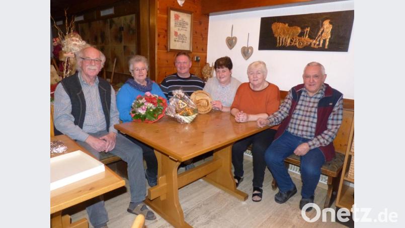 Treue Urlauber seit 40 Jahren sind (von links) Edi und Hilde Busler bei Werner und Karin Bayer sowie Erika und Gerhard Bayer im Gasthof Zum Bayerischen Johann. Bild: fm