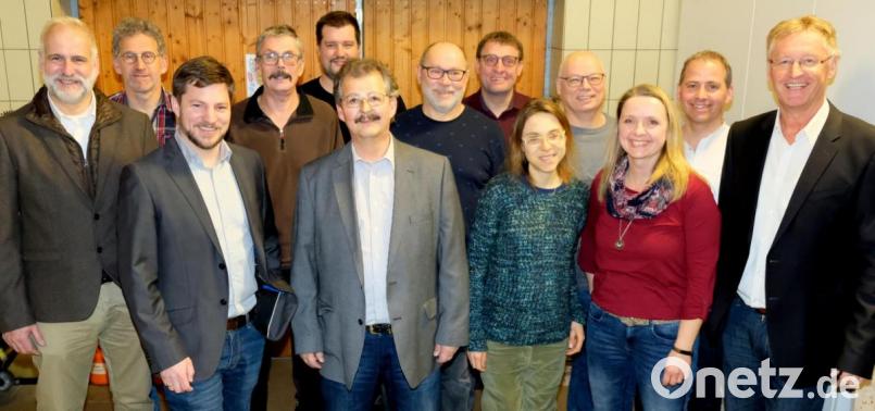 Sie treten als Kandidaten der &quot;Siedlerliste&quot; an und unterstützen dabei Bürgermeisterkandidat Peter Neumeier (Dritter von links). Bild: mab