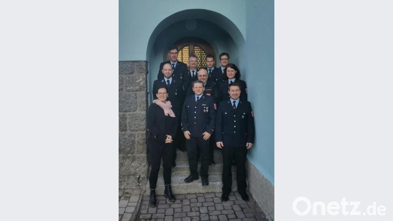 Bürgermeisterin Friederike Sonnemann (vorne links), der Lengenfelder Kommandant Gerhard Kaiser (vorne Mitte) und der Waldershofer Kommandant Stefan Müller (zweite Reihe Mitte) dankten den Geehrten für ihren Einsatz. Vorsitzender Dieter Lippert (vorne rechts) wurde für 20 Jahre geehrt. Michael Kastner (Mitte links), Gisela Lippert (Mitte rechts), Markus Lippert (oben links), Kreisbrandmeister Günther Fachtan (oben, Zweiter von links) und Michael Kreitmeier (Dritter von links) wurden für 25 Jahre geehrt, Bernhard Müller (oben rechts) für 30 Jahre. Bild: exb