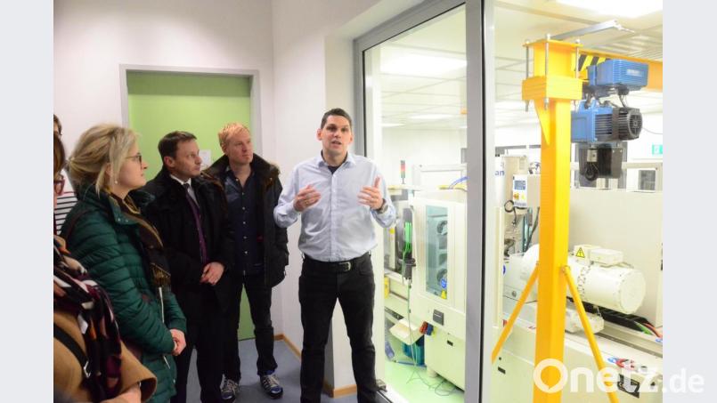 Diplombiologe Sebastian Buhl erläutert den Genossen die Funktionen der Labore für Medizintechnik. Bild: Kunz