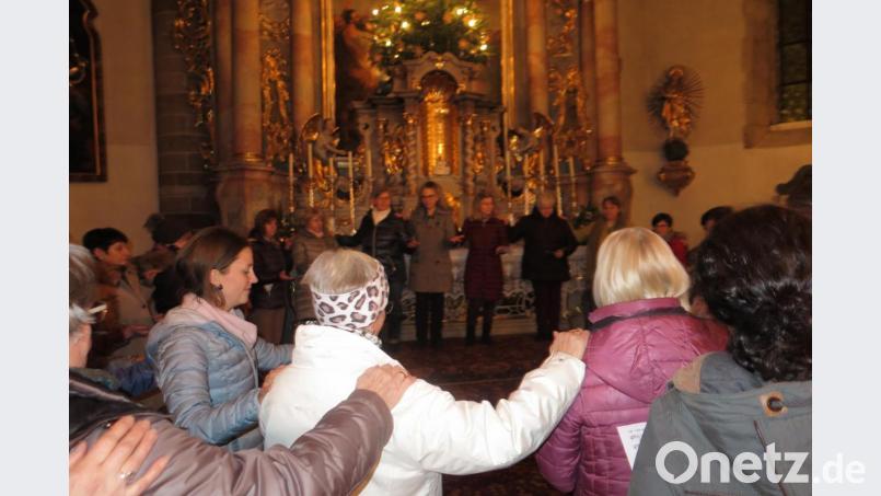 Andächtig beteten die Gläubigen beider Konfessionen das „Gebet des Herrn“ am Ende des ökumenischen Abendgebets zur Wochenmitte in der Stadtpfarrkirche. Bild: jzk
