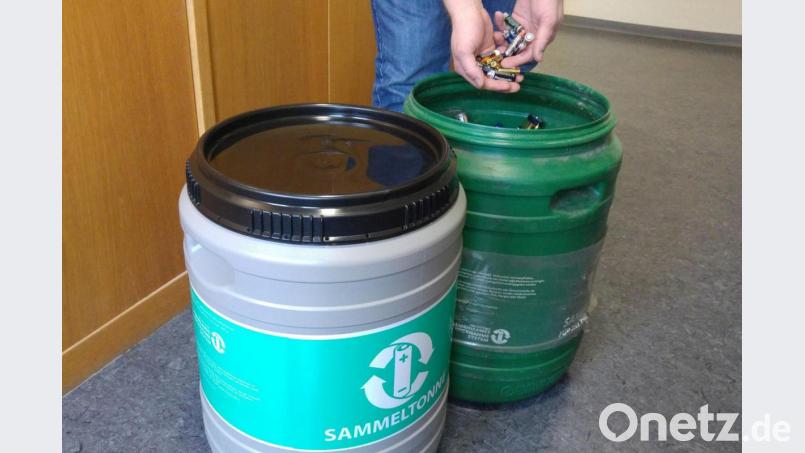 Ausgediente Batterien sollen nicht in den Hausmüll, sondern in einen eigenen Sammelbehälter. Bild: Stadt Amberg, Abfallberatung/exb