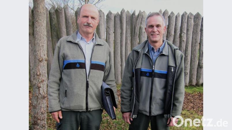 Forstdirektor Dirk Lüder (rechts) bedankte sich bei Fostamtsrat Günter Mayr für die geleisteten Dienste.. Bild: tr