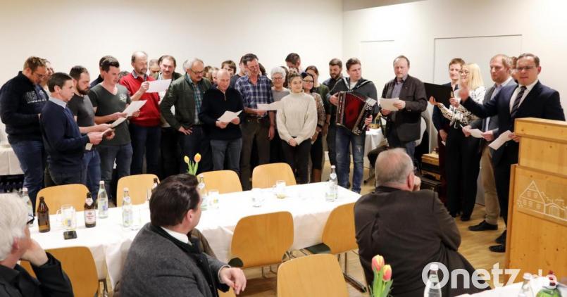 Die Museumsmitarbeiter singen der gebürtigen Hamburgerin ein plattdeutsches Lied. Bild: Gerhard Götz