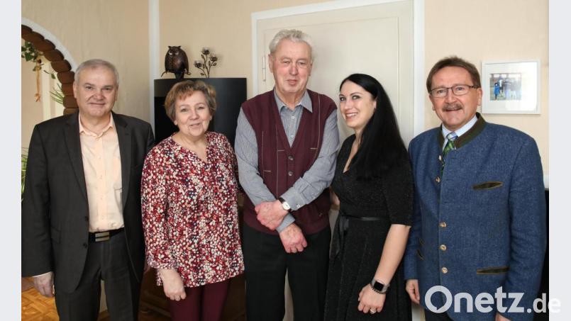 Stellvertretender Landrat Günter Kopp (links) und Bürgermeister Hans Donko (rechts) gratulierten dem ehemaligen Stadt- und Kreisrat Willi Müller (Dritter von links). Mit auf dem Bild sind Ehefrau Marion (Zweite von links) und Tochter Kerstin (Zweite von rechts). Bild: JOCHEN NEUMANN 
ERBENDORF