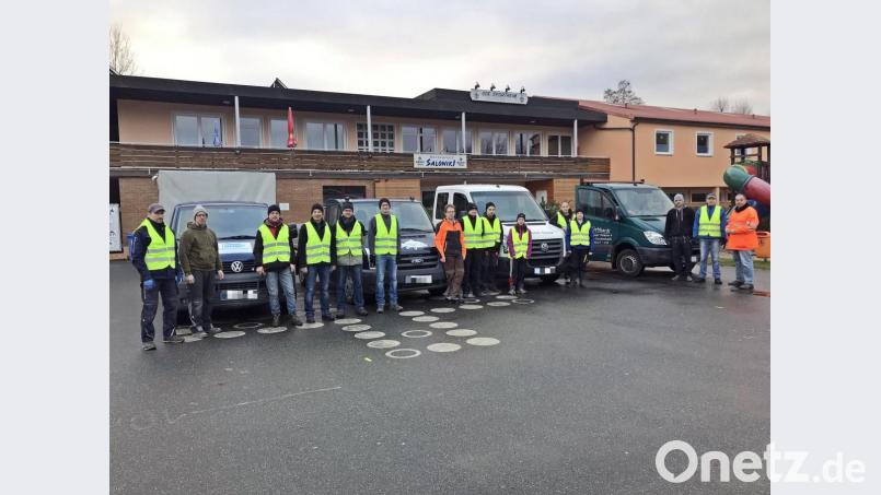 15 Helfer des Sportclubs machen sich zum Einsammeln der Christbäume auf den Weg durch die Rußweiherstadt. Bild: jma