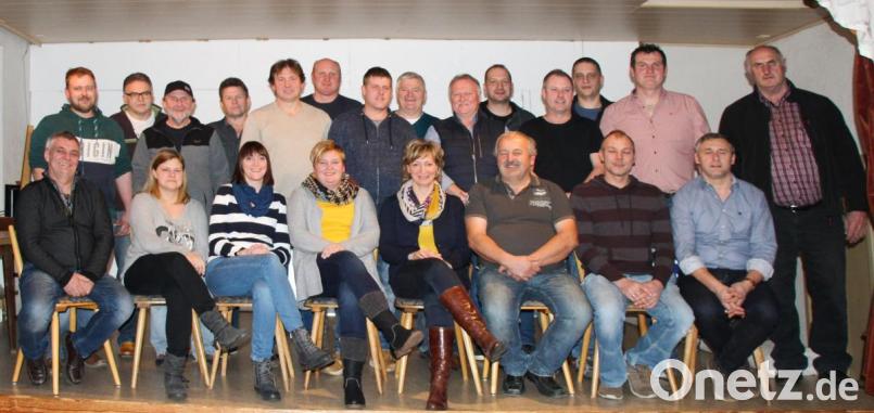 Die Kandidatenliste der Freien Wählergemeinschaft Schwarzach (FWG) für die Kommunalwahl 2020 führt Karin Scheuerer-Pamler (sitzend, Vierte von rechts) an. Noch weitere fünf Frauen stellen sich als Bewerberinnen zur Wahl. Bild: ohr