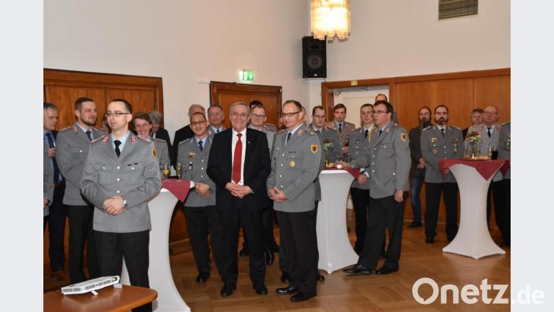Oberstleutnant Sven Zickmantel (rechts neben OB Kurt Seggewiß) empfängt im Casino der Ostmarkkaserne hochrangige Soldaten sowie Vertreter aus Politik und Behörden. Bild: hcz