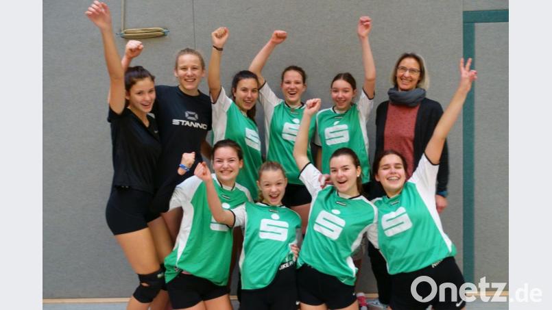 Drei Spiele, drei Siege, dreimal 2:0: Die Volleyballerinnen aus dem Gregor-Mendel-Gymnasium sind Regionalsieger der Schulen und haben sich damit für das Bezirksfinale qualifiziert. Bild: Leonard Krapf/exb