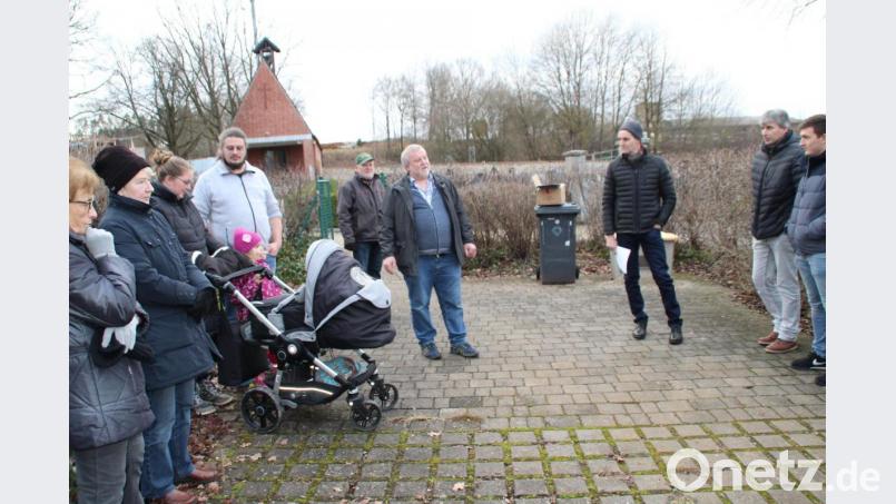 Richard Winter (Mitte links) und Hans-Jürgen Strehl (Mitte rechts) begrüßten rund 30 Interessierte am Friedhofsgelände. Bild: Michael Trummer