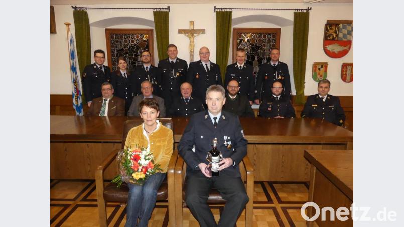 Dieter und Ingrid Dunzer stehen (vorne) im Mittelpunkt eines Ehrenabends, der Landrat, Repräsentanten von Stadt und Stadtverband sowie Führungskräfte der Landkreisfeuerwehr und der örtlichen Brandschützer vereint. Bild: rn