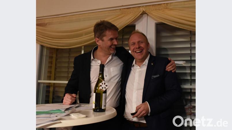 Hoffnungsvoller Auftakt für Bürgermeisterkandidat Marcus Eichermüller angesichts des großen Vertrauens, zusammen mit Moderator Stefan Reindl Bild: e
