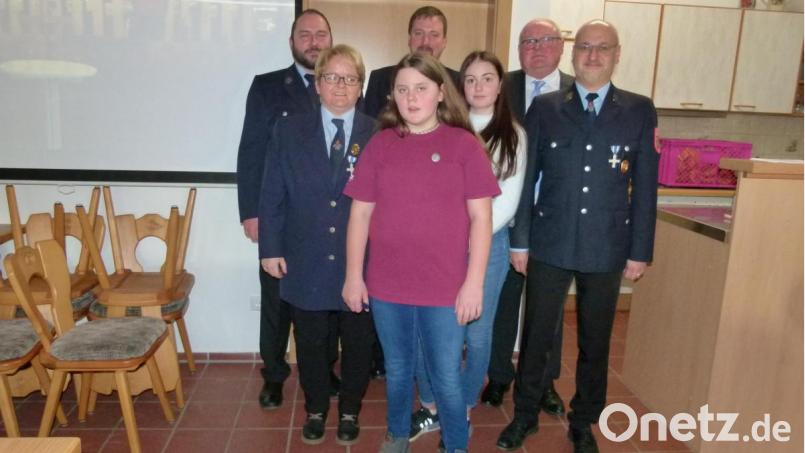 Lea Schindler (links) und Johanna Berger freuen sich über das silberne Abzeichen beim Wissenstest. Es gratulieren (von links) Kommandant Gottfried Berger, Jugendbeauftragte Martina Stigler, Kreisbrandmeister Peter Killermann, Bürgermeister Heinz Weigl und Vorsitzender Holger Most. Bild: bgl
