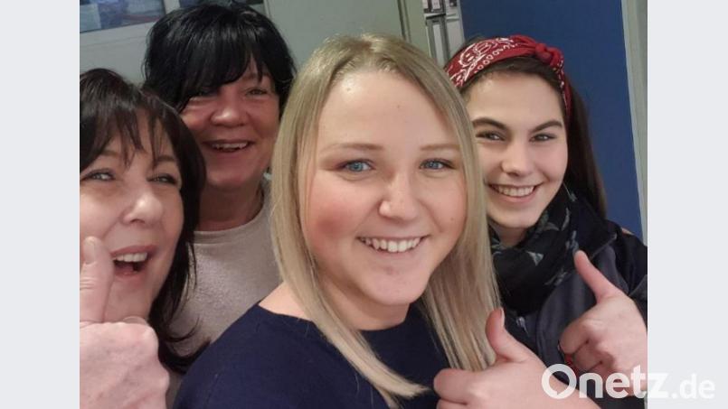 Vanessa Lacher freut sich gemeinsam mit ihren Arbeitskolleginnen über den Gewinn. Bild: 2019 Antenne Bayern