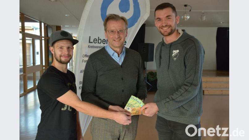 Spielleiter Philipp Hopfner (rechts) und Spielführer Andreas Ott (links) von den Sportfreunden Kondrau, überreichten jetzt im Förderzentrum der Lebenshilfe an Geschäftsführer Berthold Kellner eine Spende in Höhe von 450 Euro. Bild: jr