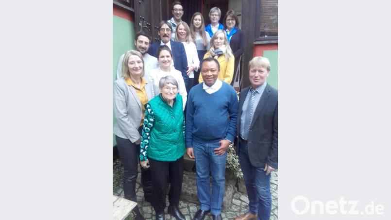 Im Gasthaus Sorgenfrei feierte die Fronhoferin Linda Wilholm ihren 85. Geburtstag. Im Bild von links nach rechts: Tochter Margit, Jubilarin Linda Wilholm, Pfarrer Cyprian Anyanwu, Zweiter Bürgermeister Markus Schiesl, hinten Sohn Hans und Enkel mit Partnern, mit blauen Halstüchern Apollonia Wildenauer und Annette Prey vom Frauenbund. Bild: mvs