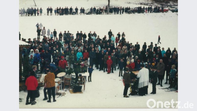 Die Einweihung des Skilifts der Familie Gradl am 17. Januar 1970 erfolgte unter Teilnahme vieler Wintersportbegeisterter und der Bewohner aus Unterweißenbach und der umliegenden Orte. Landrat Hans Raß war Ehrengast und Pfarrer Anton Beer segnete die Anlage. Bild: Chronik Skiclub/exb