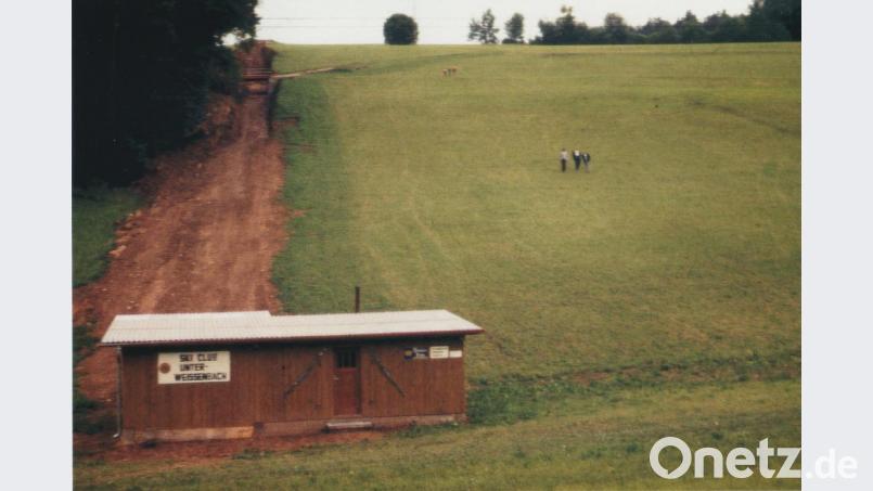Das Gelände musste, bevor der Skilift gebaut werden konnte, erst einmal entsprechend bearbeitet werden, damit später der Schlepper die Skifahrer sicher auf den Berg brachte. Bild: Chronik Skiclub/exb