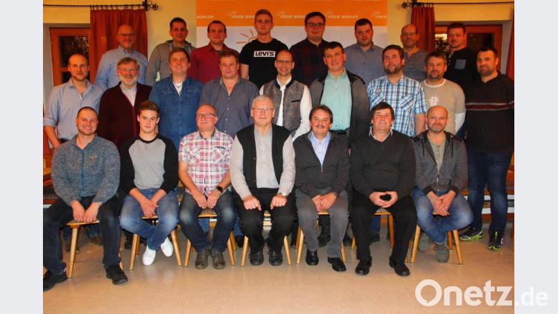 Die Kandidaten der Freien Wähler (vorne von links): Peter Reisnecker, Andreas Frank, Werner Kraus, Siegfried Scharnagl, Walter Frank, Dietmar Völkl, Gerhard Hecht und (Mitte von links) Johannes Wölfl, Bürgermeister Josef Schmidkonz, Matthias Dill, Matthias Scharnagl, Landratskandidat Ely Eibisch, Wolfgang Meisl, Manfred Gleißner, Markus Gleißner, Martin Reisnecker sowie (hinten von links) Ludwig Reber, Manfred Fehr, Andreas Fischer, Julian Burger, Michael Gmeiner, Andreas Bauer, Reinhard Schmeller und Norbert Burger. Bild: exb/Walter Frank