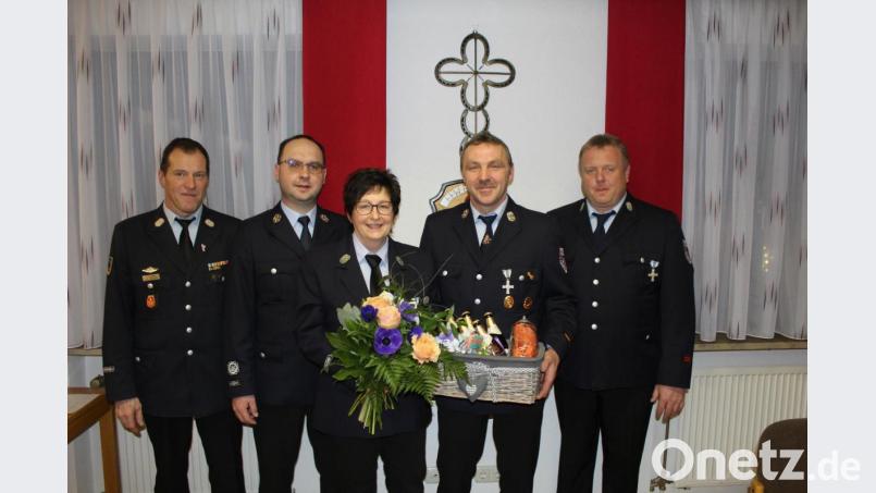 Bild zeigt von links: Kreisbrandmeister Peter Prechtl, stellvertretenden Kommandanten Michael Knott, Monika und Gerhard Horn, Vorsitzender Thomas Pelzer Bild: soj