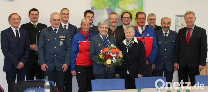 Die Geehrten Dietmar Bleistein, Margit Güll, Elisabeth Altendorfner und Rosemarie Thanner (vorne, von links), sowie Franz Schindler, Landrat Thomas Ebeling, Alexander Trautner, Matthias Karl, OB Andreas Feller, Wilhelm Klein, Dieter Güll, Otto-Josef Langenhan, Hans Deyerl und MdL Joachim Hanisch (hinten, von links). Bild: exb/Landratsamt