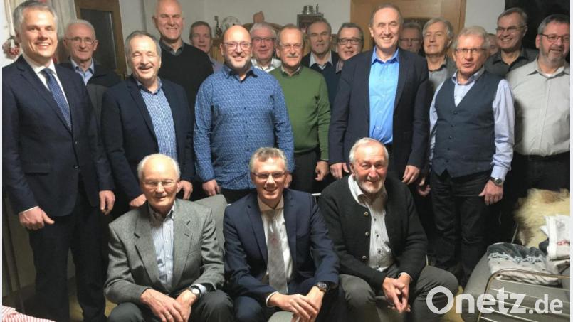 Vorsitzender Stefan Meiler (sitzend, Mitte) präsentiert das neu gewählte Vorstandsteam des MGV zusammen mit dem Ehrenvorsitzenden Willy Stahl (sitzend, links) und dem Ehrenvorsitzenden des Sängerkreises Nordoberpfalz Herbert Kraus (sitzend, rechts). Bild: cro