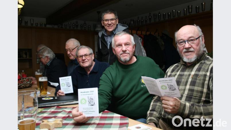Wanderführer Reinhard Schwarz (von rechts), Vorsitzender Manfred Lang, Geschäftsführer Josef Vogl, Kassenverwalter Heinz Störtzer und dahinter Zweiter Bürgermeister Oskar Schuster stellten voller Vorfreude das neue Wanderprogramm als Informationsbroschüre vor. Bild: roh