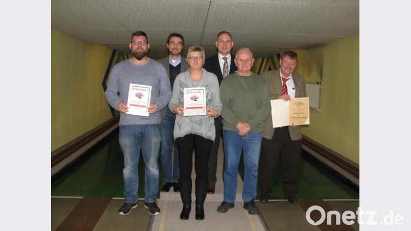 Bürgermeister Richard Kammerer (hinten, rechts) und MdL Stephan Oetzinger (hinten links) gratulieren den Geehrten zu ihren Urkunden und Ehrennadeln und wünschen dem Kegelklub mehr Glück bei ihrer Nachwuchsarbeit. Bild: knh