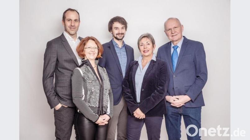Sie belegen die ersten fünf Plätze auf der Stadtratskandidatenliste der Freien Wähler (von links): Fabian Wendl, Patricia Pulkert, Manuel Werthner, Veronika Niklaus und der amtierende Stadtrat Eberhard Meier. Bild: Michael Golinski/exb