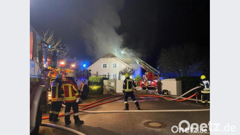 Am zweiten Weihnachtsfeiertag brannte ein Haus in Tegernheim. Nun ermittelt die Polizei wegen versuchten Mordes. Archivbild: Alexander Auer