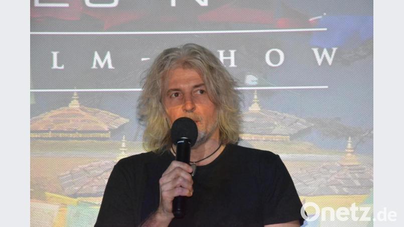 Stefan Erdmann zeigt Filme von seinen Reisen nach Bhutan und Island. Bild: Kunz
