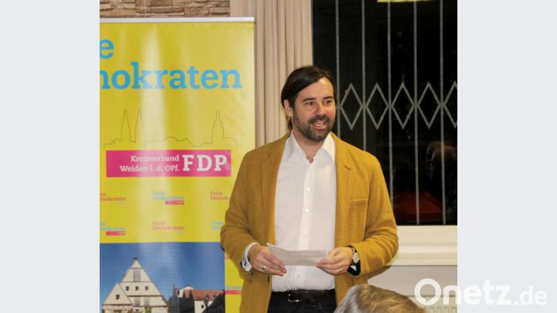 Landtagsabgeordneter Sebastian Körber erläutert dem Publikum bei seinem Impuls-Vortrag das Thema &quot;Nachhaltige Stadtentwicklung&quot;. Bild: fsb