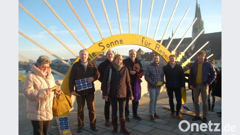 Die Aktivisten vom Solarbündnis Regensburg um Wolfgang Feiner (Zweiter von rechts) setzen sich für mehr Sonnenenergie ein. Bild: gib