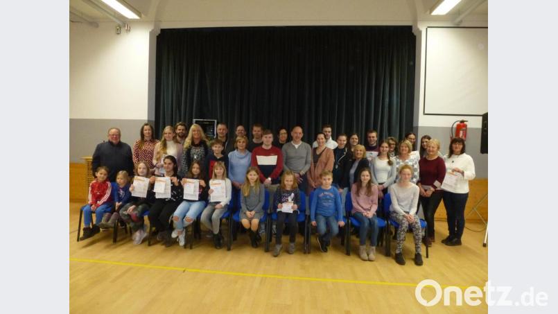 Sie sind zu recht stolz auf ihr Sportabzeichen: Dazu gratulierten TSG-Hauptvereinschef Werner Windisch (links) und Leiterin Gerlinde Wagner (2.Reihe 5.von rechts). Bild: bk