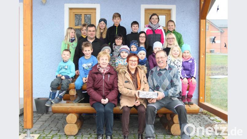 1000 Euro aus der Christbaum-Sammelaktion spendete die Katholische Landvolkbewegung an die „Aktion Lichtblicke“. Im Bild (vorne von links) Vorsitzende Resi Konrad, Lichtblicke-Schirmherrin Edith Lippert und Vorsitzender Bernhard Bäuml mit den vielen Nachwuchskräfte und der Vorstandschaft. Bild: heb