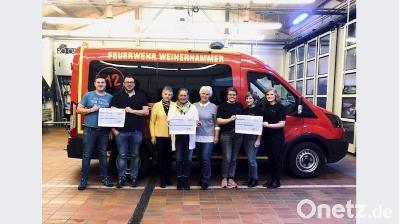 Die Festdamen (von rechts) Sabine Buchmann, Magdalena Hermann, Stephanie Englert, die OWV-Frauen Anneliese Kohl und Renate Groß mit Heike Braun sowie Julian Kraus und Christoph Wagner von der JU spenden für den guten Zweck. Bild: bk