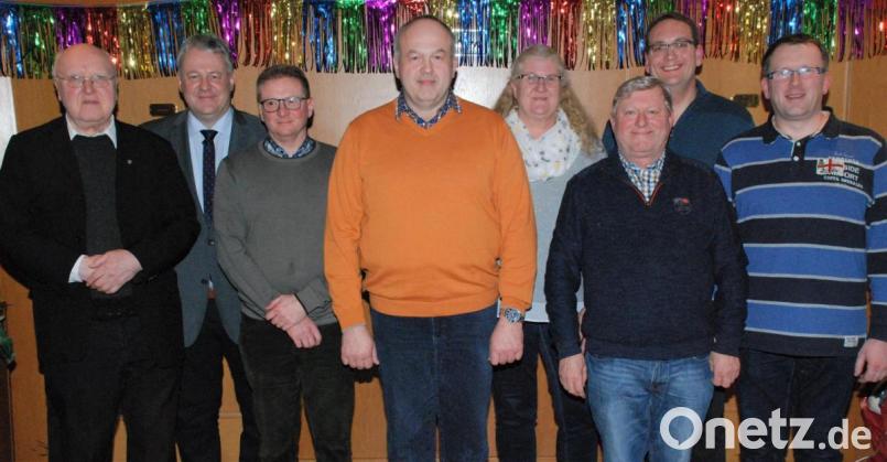 Bei der Mesnervereinigung Amberg-Sulzbach-Schwandorf wurde der Vorstand neu gewählt (von links): Präses Pfarrer Konrad Kummer, Landrat Richard Reisinger, Dietmar Meier, Rudi Gehr, Simone Wonneberger, Wilhelm Birner, Christian Pechtl und Josef Beer. Bild: sche