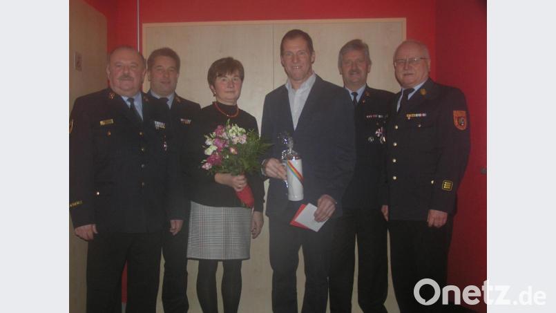 Zum runden Geburtstag von Kreisbrandmeister Peter Prechtl (Dritter von rechts) gratulierten (von links) Gattin Roswith, Kreisbrandrat Andreas Wührl sowie und die Kreisbrandinspektoren Stefan Gleißner, Lorenz Müller und Otto Braunreuther von der Feuerwehrführung des Landkreises Tirschenreuth. Bild: öt