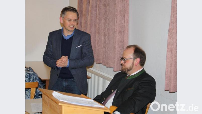 Landtagsabgeordneter Tobias Reiß (links) und Landrat Andreas Meier riefen in Burkhardsreuth zu Sachlichkeit und Geschlossenheit in der Kommunalpolitik auf. Bild: bjp