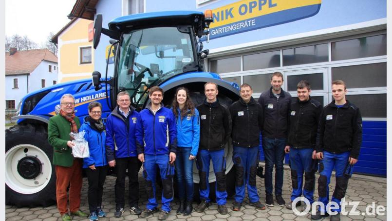 Landtechnik Oppl hat einen neuen Chef. Vor wenigen Tagen übergab Helmut Oppl die Leitung an seinen Sohn Andreas. Im Bild (von links): Bürgermeister Toni Dutz, Martina, Helmut, Andreas und Julia Oppl und die Mitarbeiter. Bild: wro