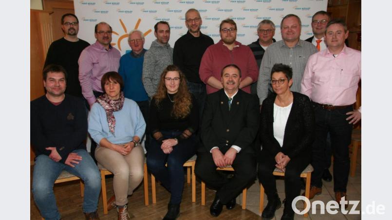 Die Gemeinderatskandidaten der Freien Wähler Gebenbach mit Bürgermeister Peter Dotzler (sitzend, Zweiter von rechts) und Landratskandidat Hans-Martin Grötsch (stehend, Zweiter von rechts). Bild: zöh