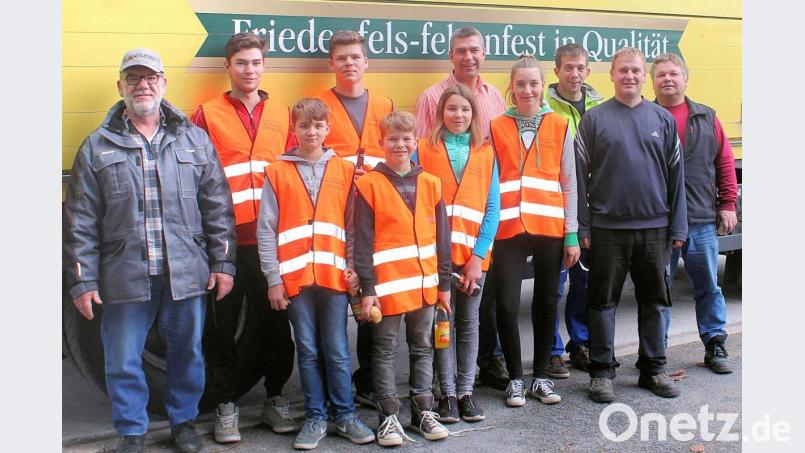„Kolping heißt alljährlich auch Arbeit“, wissen die Mitglieder der Friedenfelser Vereinigung um Vorsitzenden Reiner Gärtner (links). Seit 51 Jahren im Veranstaltungskalender fest verankert ist die Altkleidersammlung. Auch heuer wird die Aktion durchgeführt und die meist jungen Mitglieder (im Bild die Beteiligten im vergangenen Jahr) haben bei der Verteilung des Jahresprogramms 2020 wieder ihre Unterstützung zugesichert. Bild: bsc