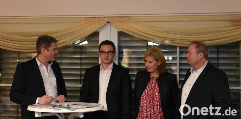 Moderator Stefan Reindl fühlt den CSU-Kandidaten Marco Gräßmann, Elisabeth Kraus und Matthias Rackwitz (von links) auf den Zahn. Bild: e