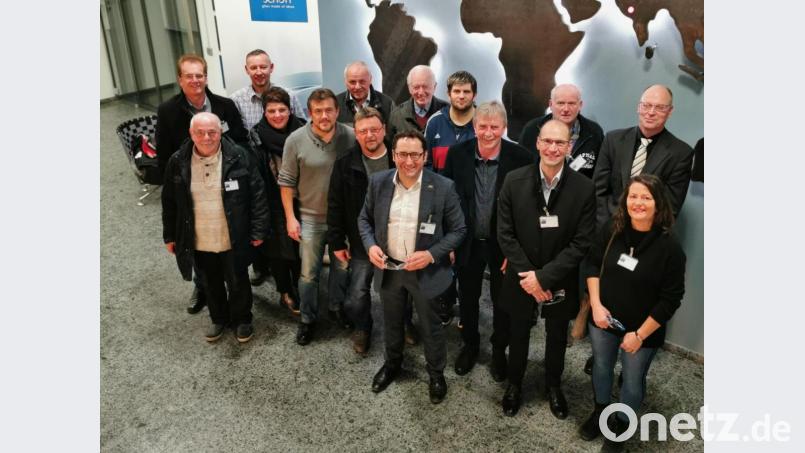 Die Besuchergruppe der Freien Wähler Mitterteich zusammen mit (rechts hinten) Standortleiter Stefan Rosner. In der vorderen Reihe (Zweiter von rechts) Landratskandidat Ely Eibisch, jeweils links daneben Bürgermeisterkandidat Bernhard Thoma und MdL Tobias Gotthardt. Bild: exb
