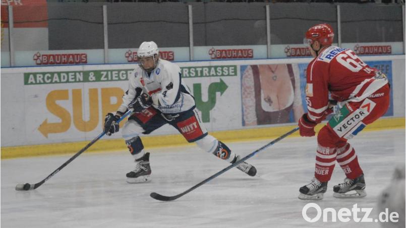 Auf sechs Spieler müssen die Blue Devils in den Partien am Freitag in Memmingen und am Sonntag zu Hause gegen den EV Regensburg verzichten. Unter anderem fehlt Stürmer Philipp Siller (links, Szene aus dem letzten Oberpfalzderby am 7. Januar in Regensburg). Bild: gb