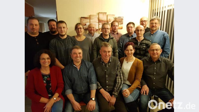 Die Kandidaten der Bürgerlichen Wählergemeinschaft (vorne von links): Petra Schrems, Kurt Fischer, Josef Hubmann, Vroni Schleifenheimer, Bernd Schwamberger sowie (hinten von link) Christian Schedl, Tobias Walter, Manuel Gleißner, Pia Rath, Werner Zeitler, Edi Weiß, Andy Schicker, Alois Sladky, Christian Härtl, Kurt Wolf und Wolfgang Giehl. Bild: wms